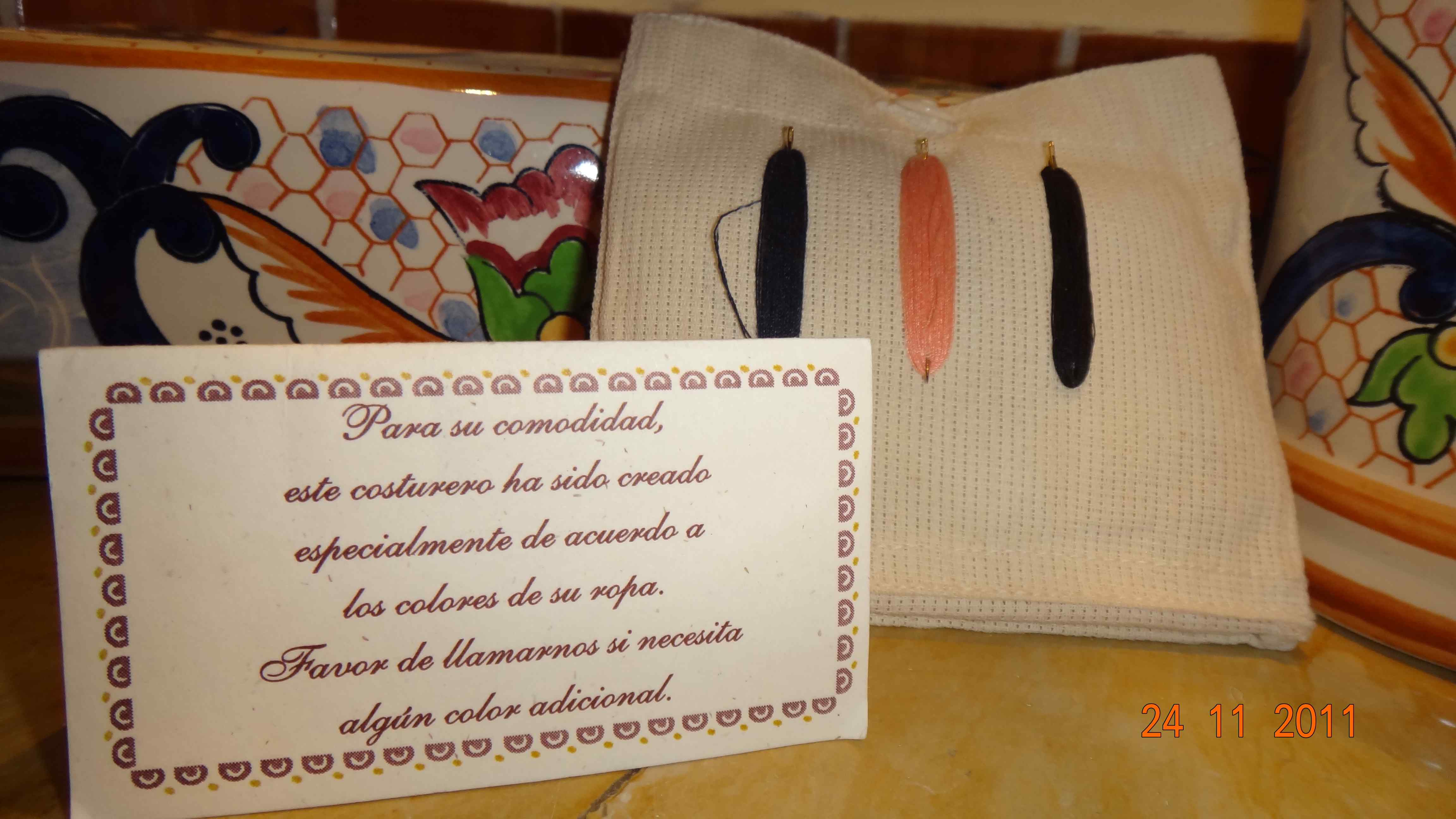 Quando voltamos pro quarto, olhem só o que tinha na minha cabeceira: sim, eles fizeram uma seleção de linhas de costura de acordo com as cores das roupas que estavam no meu armário!
