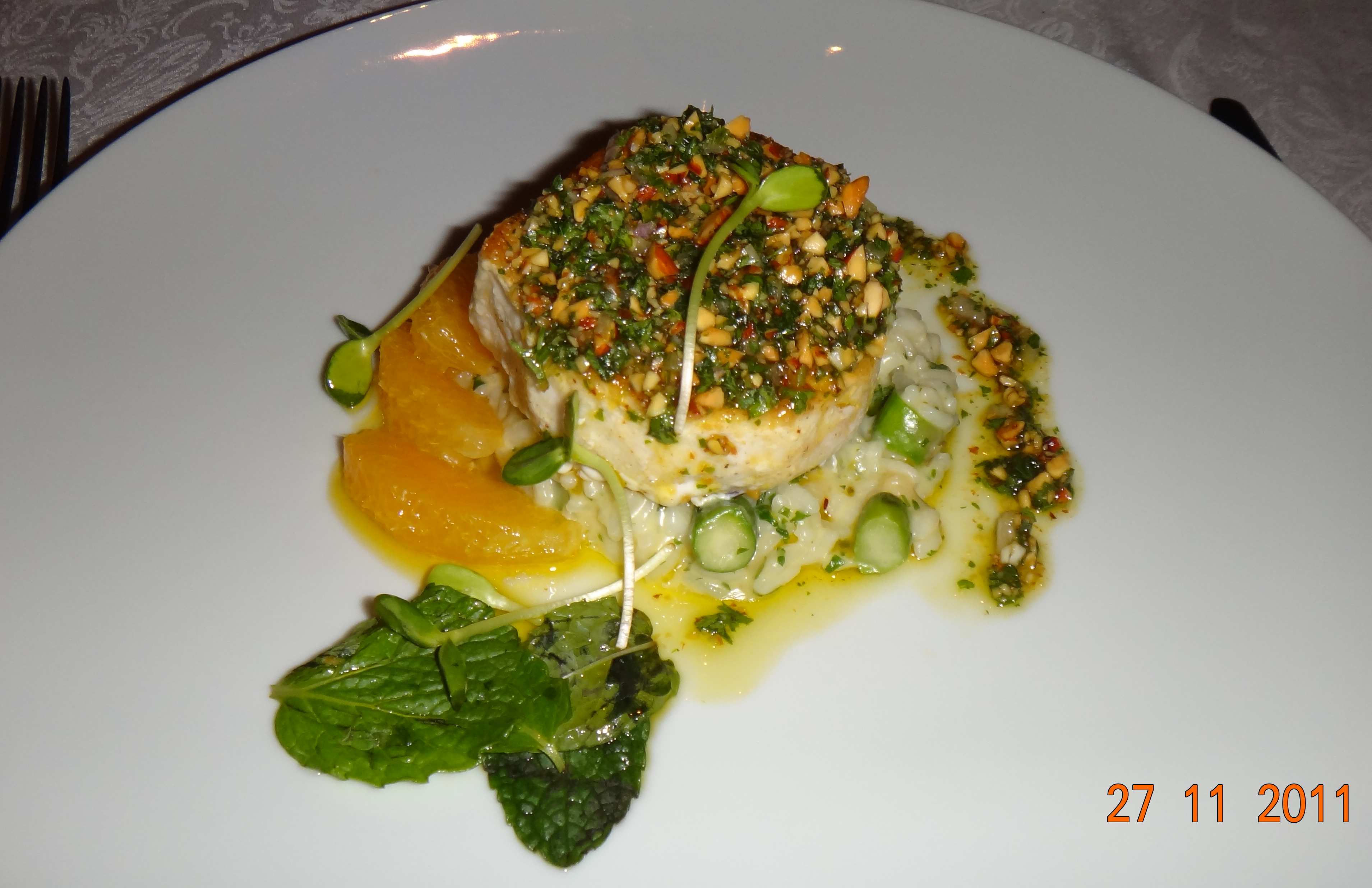 Jantar – meu marido pediu este peixe com risoto de aspargos e molho cítrico