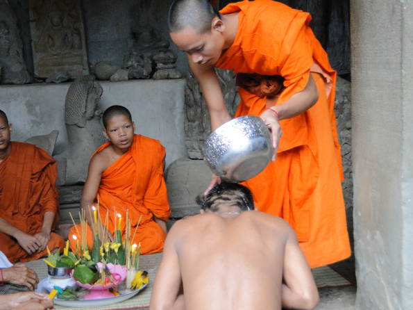 cerimonia budista dentro de angkor wat