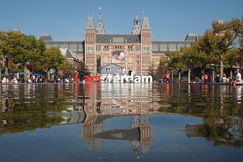 Crédito foto: https://commons.wikimedia.org/wiki/File:Rijksmuseum_IAmsterdam.jpg