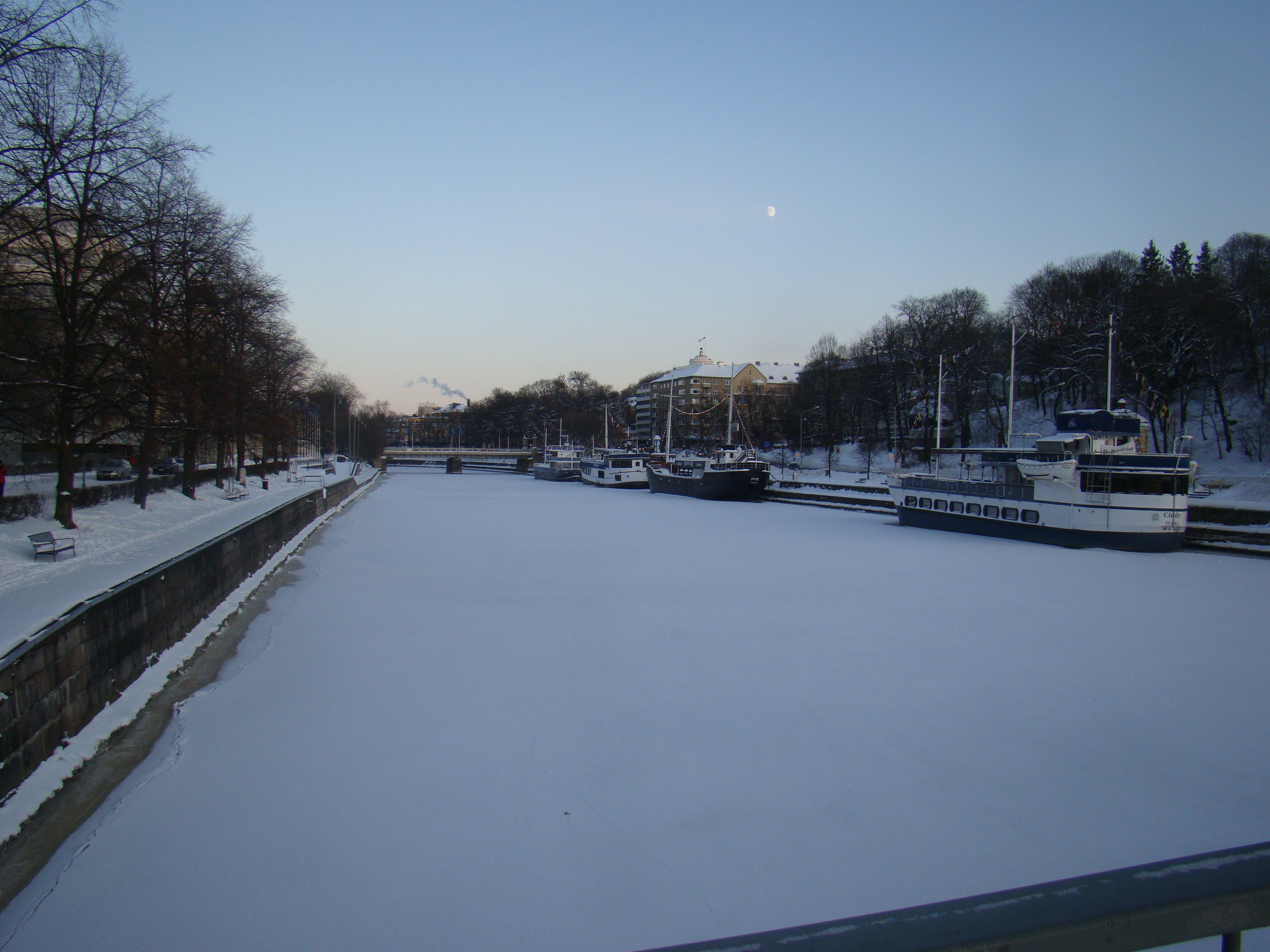 Rio Aura, em Turku, congelado
