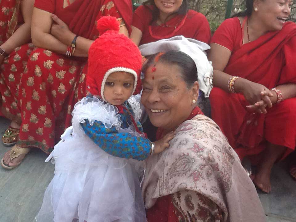 Bebês e meninas nepalesas, consideradas muito bonitas, têm os olhos pintados por suas mães. Segundo a tradição, a maquiagem afasta o mau agouro.