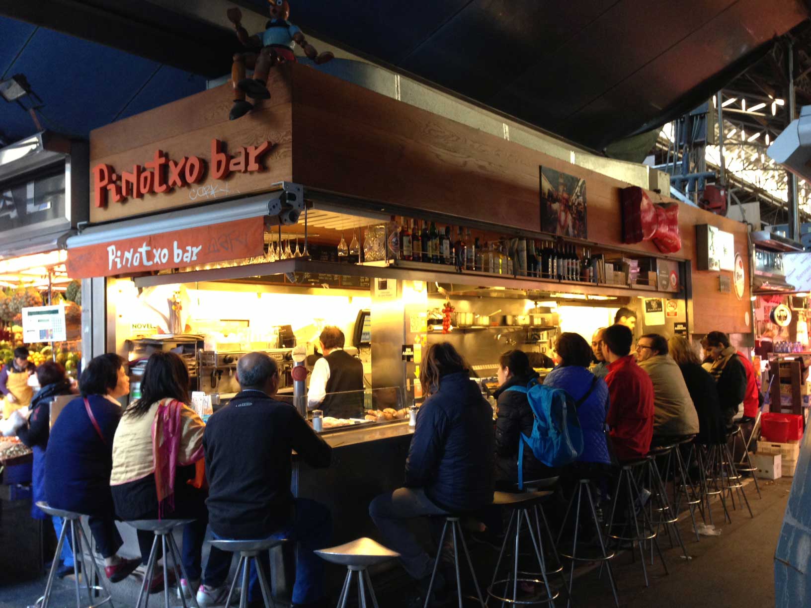 Crédito foto: http://barcelona.st/els-turistes-omplen-el-bar-pinotxo-de-la-boqueria-ja-a-primera-hora-del-mati