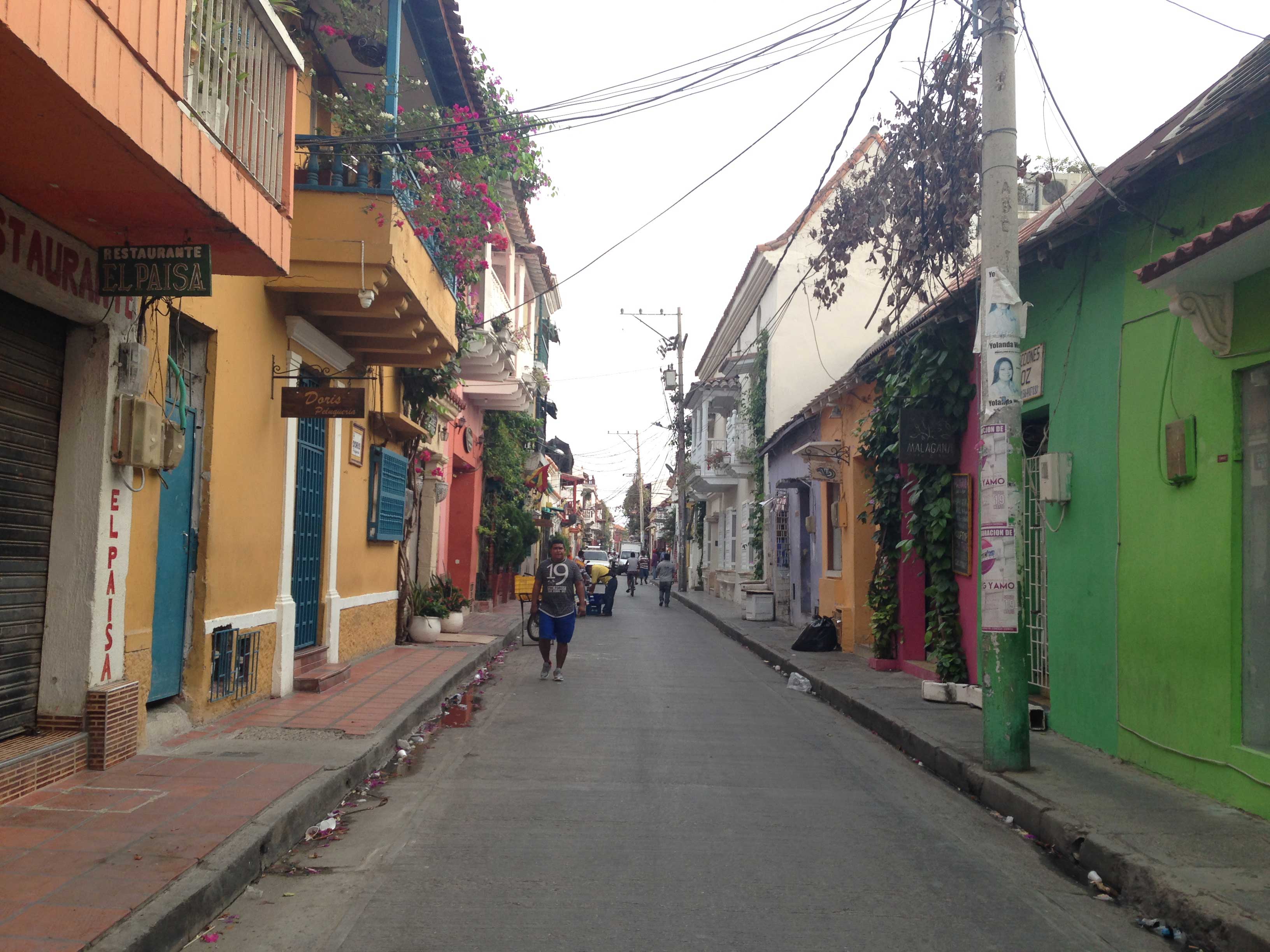 Rua do nosso hostel, cheia de casinhas coloridas