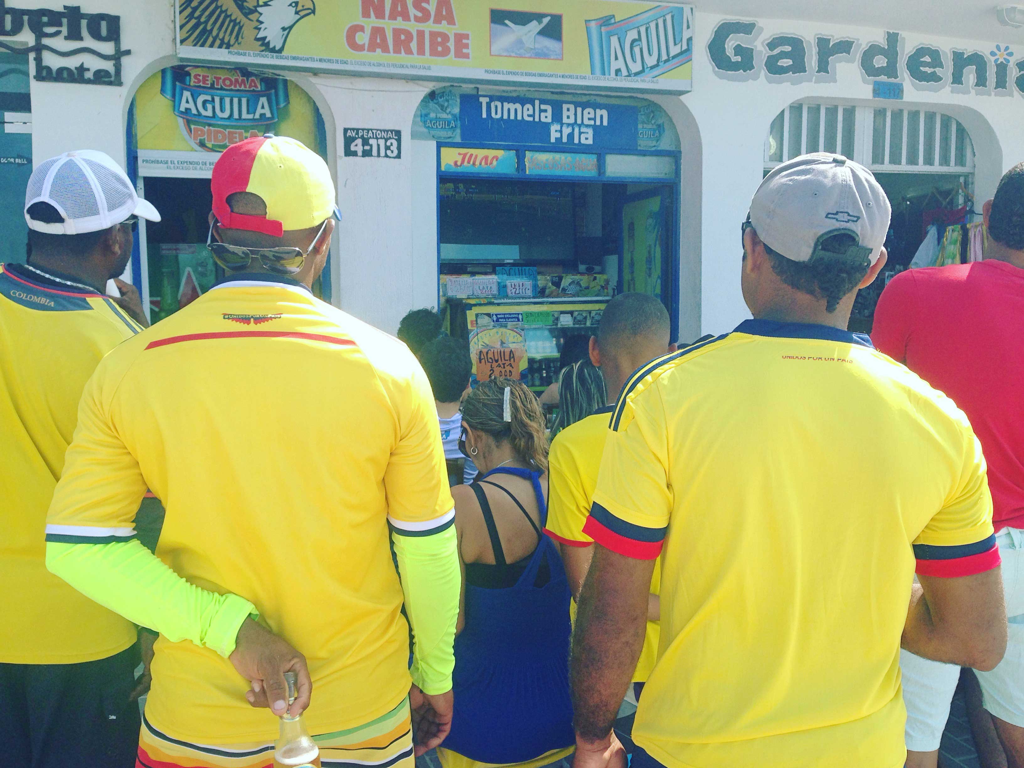 Colombianos são muito ligados à Seleção deles. Na foto, torcedores assistindo as eliminatórias para Copa do Mundo 2018