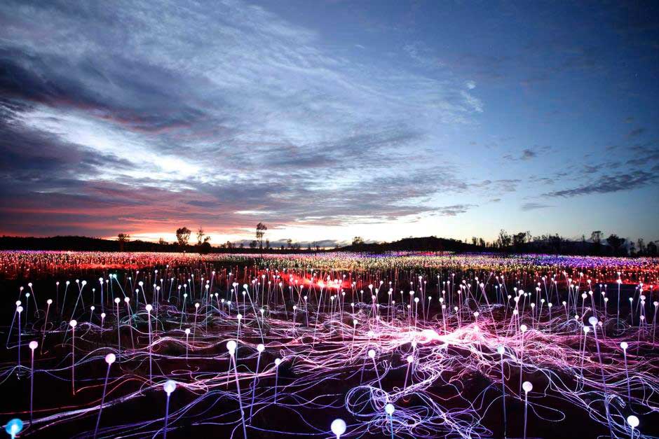 Crédito foto: http://www.abc.net.au/news/2016-03-22/uluru-lights-up-with-spectacular-art-installation/7266890