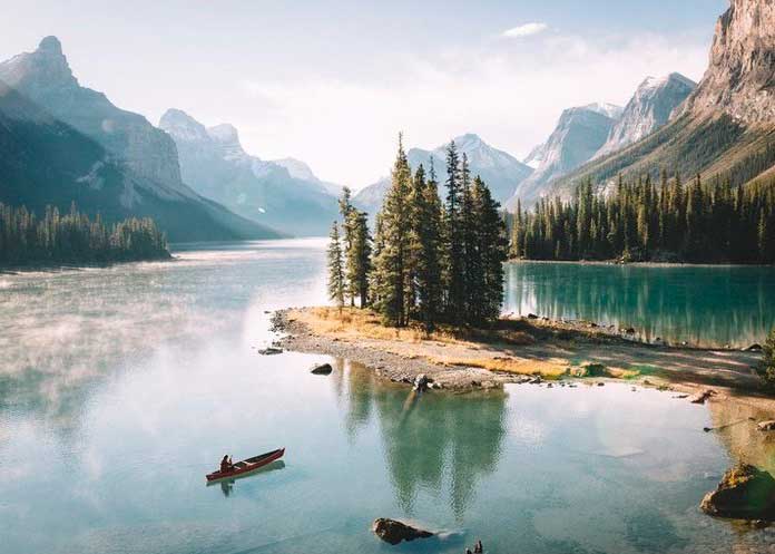 Crédito foto: https://www.jetsetter.com/photos/spirit-island/3OzKQ-WV/boat-lake-nature-river