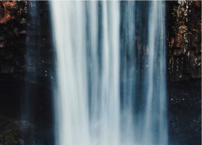 Crédito foto: https://www.jetsetter.com/photos/vatnajokull-national-park/M3P1EfoU/nature-waterfall-atmospheric-phenomenon-autumn
