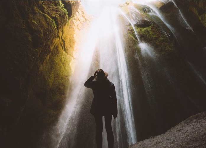 Crédito foto: https://www.jetsetter.com/photos/asbyrgi/hm6z0bV5/nature-sea-waterfall-atmospheric-phenomenon