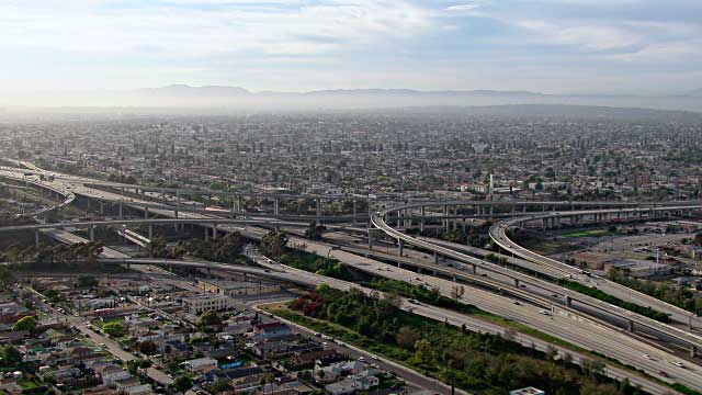 Crédito foto:http://www.gettyimages.com/detail/video/aerial-shot-of-the-110-and-105-interchange-in-los-stock-video-footage/647581575