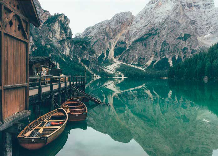 Crédito foto: https://www.jetsetter.com/photos/lake-prags/IoUPv-8E/boat-nature-river-aerial-photography